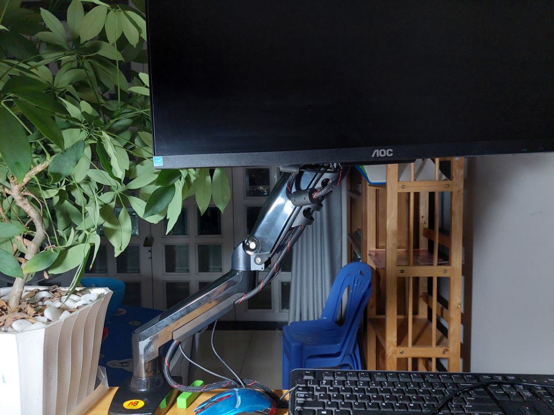 Giá rẻ so với các loại hàng tương tự. Sản phẩm chắc chắn. Tuy nhiên chỉ có thể nâng lên hạ xuống được duy nhất 2 vị trí, cao và thấp.