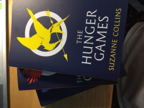 Đóng gói lạ, túi nilon bọc sách, bọc bong bóng bọc thùng các tông. Sách giao ổn, ko bị méo nên ko sao. 
Truyện dành cho lứa tuổi thiếu niên trở lên