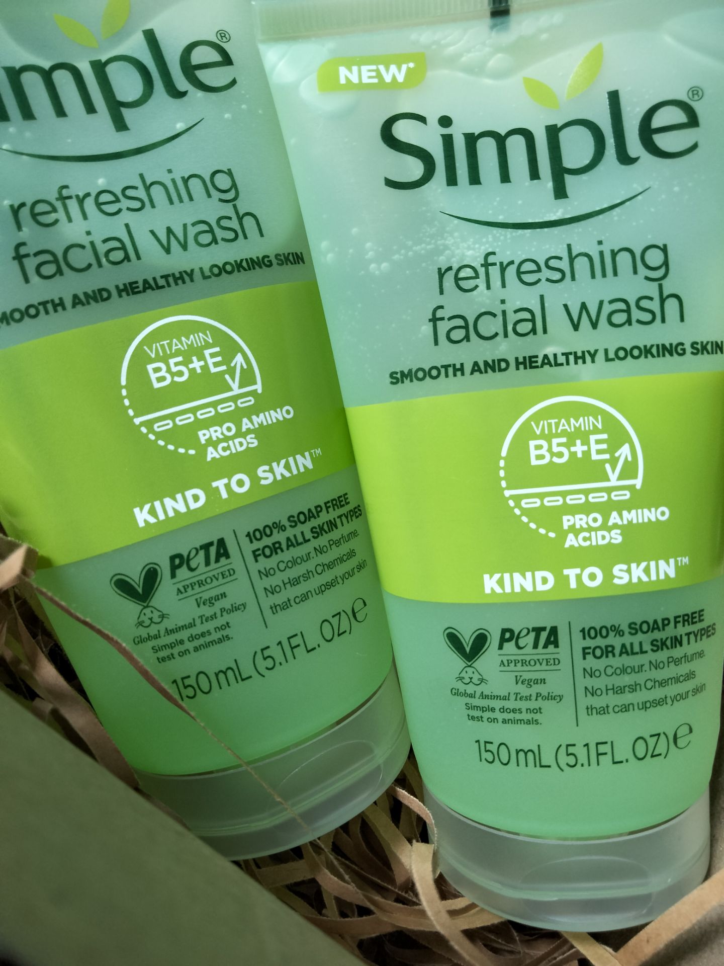 Như mọi người có thể tìm thấy review sản phẩm trên mxh thì mình sẽ không nói lại, mà nói về chất lượng sản phẩm của shop thì rất tốt, mã vạch check ra đàng hoàng, uy tín. Mà đúng là sản phẩm này mới đầu xài không quen, mùi hơi hắc í và da dầu mình kiểm chứng là các bạn da dầu không nên dùng, tại không được sạch và kiềm dầu cũng không tốt lắm. Còn về phần chất lượng sản phẩm và tốc độ giao hàng của Tiki thì không chê vào đâu được, nói đúng ngày 15 giao là 15 giao để mai mình đi du lịch, mình cứ cuống cả lên mà Tiki thì lúc nào cũng uy tín trong việc đúng hẹn, mê thiệc chứ 😘 Nói chung là một sản phẩm rất tốt mà mọi người nên thử 😍 Như mọi người có thể tìm thấy review sản phẩm trên mxh thì mình sẽ không nói lại, mà nói về chất lượng sản phẩm của shop thì rất tốt, mã vạch check ra đàng hoàng, uy tín. Mà đúng là sản phẩm này mới đầu xài không quen, mùi hơi hắc í và da dầu mình kiểm chứng là các bạn da dầu không nên dùng, tại không được sạch và kiềm dầu cũng không tốt lắm. Còn về phần chất lượng sản phẩm và tốc độ giao hàng của Tiki thì không chê vào đâu được, nói đúng ngày 15 giao là 15 giao để mai mình đi du lịch, mình cứ cuống cả lên mà Tiki thì lúc nào cũng uy tín trong việc đúng hẹn, mê thiệc chứ 😘 Nói chung là một sản phẩm rất tốt mà mọi người nên thử 😍