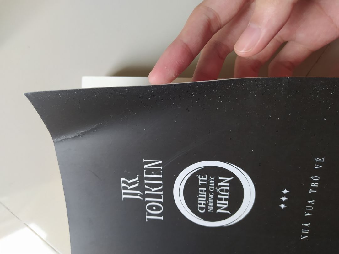 Sách rất cũ, bìa cong góc, dơ, đã vậy còn bị rạch rách một đường (cả bìa trong lẫn ngoài). Tay sách liên kết k chặt và lúc mình lật sách qua một lượt thì thấy có dấu hiệu như sách đã bị người khác đọc rồi. Vì mình mua bộ 3 cuốn, 2 cuốn khác rất mới, sách rất chặt, riêng cuốn này thì lỏng lẻo như bị mở ra đọc rồi ý