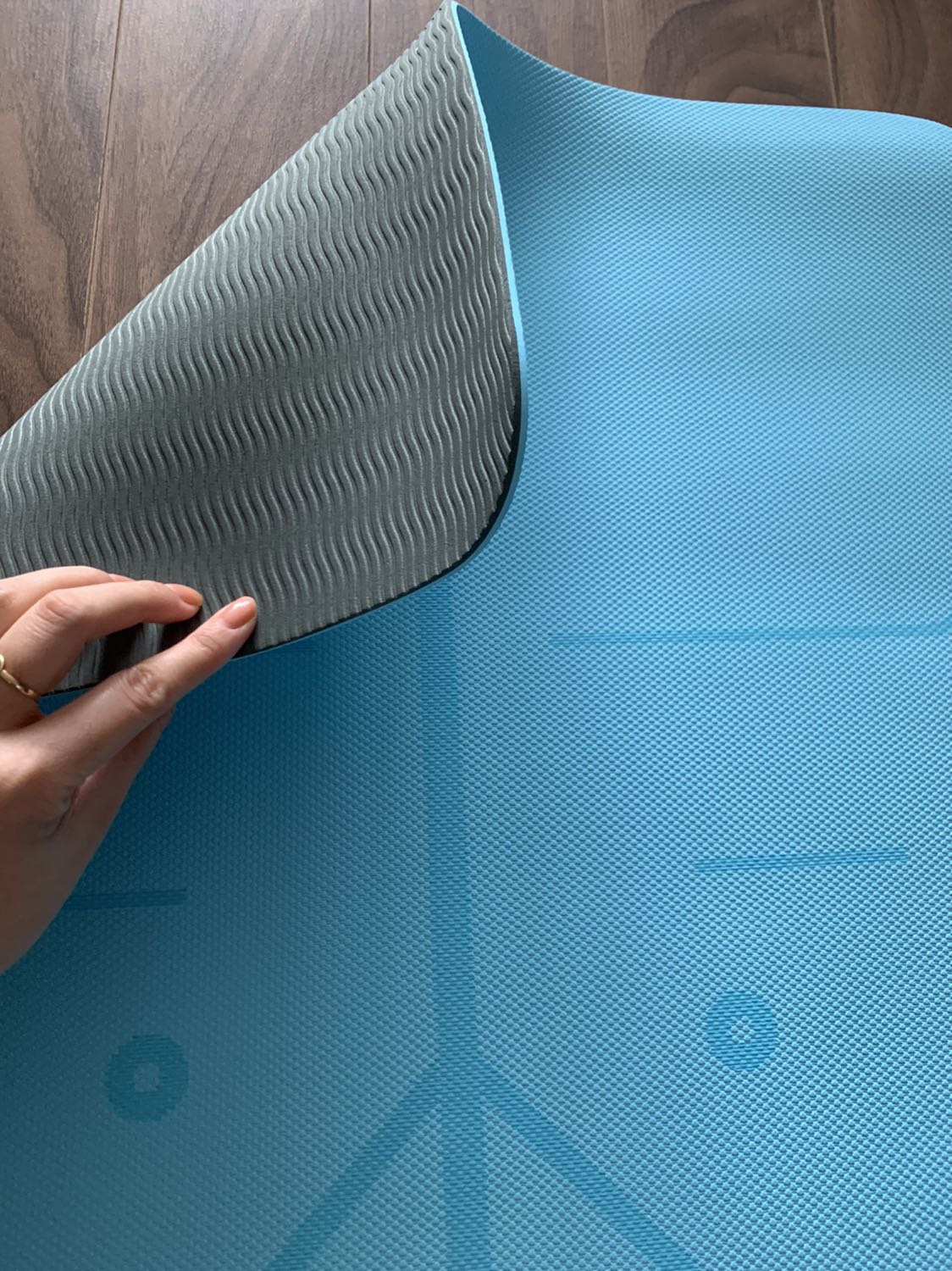 Thảm đẹp tuy giao màu ngẫu nhiên nhưng đc màu m ưng,ko trơn trượt,giao hàng rất nhanh,kèm theo túi lưới dây buộc thẻ bảo hành với thư cảm ơn nữa