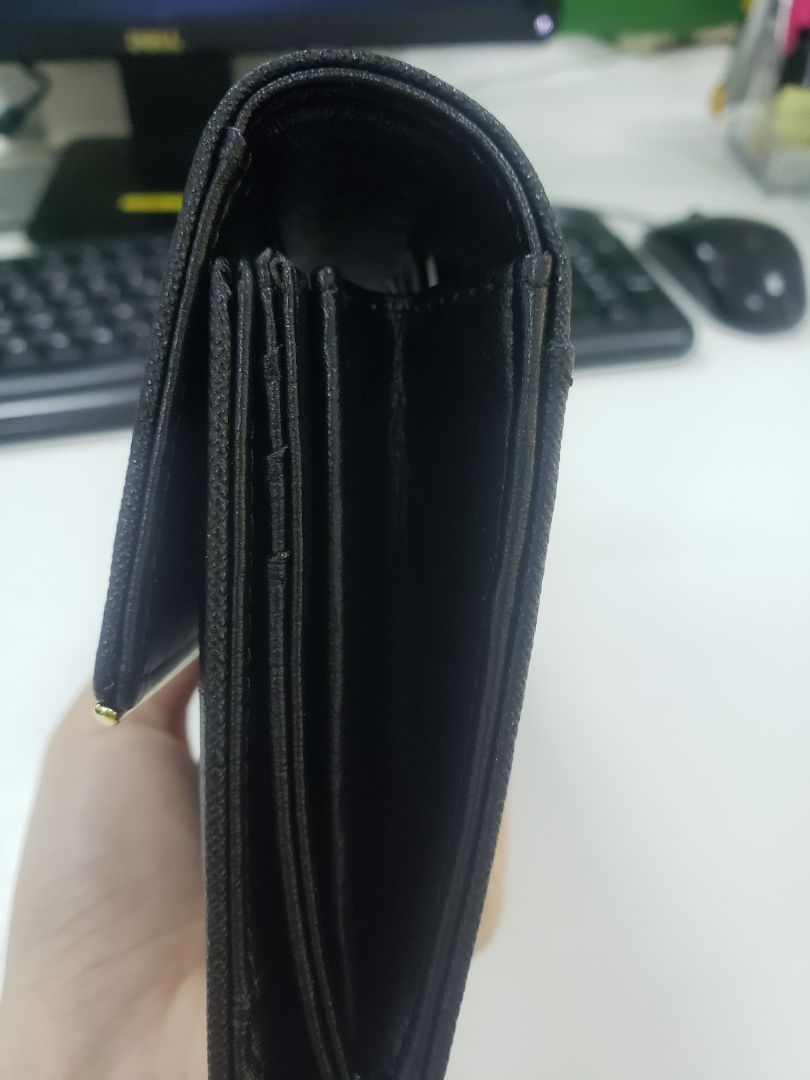 1. Giao hàng nhanh
2. Ai có nhu cầu đựng giấy tờ/thẻ thì ko nên mua loại này. Bóp có nhiều ngăn nhưng quá nhỏ và rất cứng, chỉ đựng dc tiền. Bỏ thẻ atm vào phồng lên rất xấu. 
Không hợp nhu cầu sử dụng. Thất vọng! 1. Giao hàng nhanh
2. Ai có nhu cầu đựng giấy tờ/thẻ thì ko nên mua loại này. Bóp có nhiều ngăn nhưng quá nhỏ và rất cứng, chỉ đựng dc tiền. Bỏ thẻ atm vào phồng lên rất xấu. 
Không hợp nhu cầu sử dụng. Thất vọng!