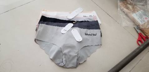 Quần dáng đẹp y hình, đúng tầm giá. Đường may đáy quần là điểm cộng vì sẽ có độ bền hơn keo dán, nhưng cũng là điểm trừ vì đường may hơi ẩu.