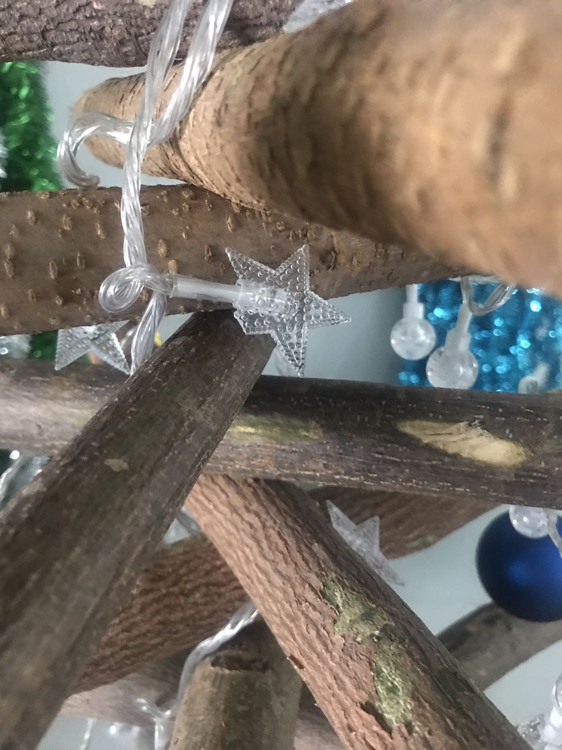 Đèn bị bể 1 cái và 1 cái thì bị mất ngôi sao. Đèn không hề có nút điều chỉnh chế độ ánh sáng (nháy hoặc luân phiên sáng).