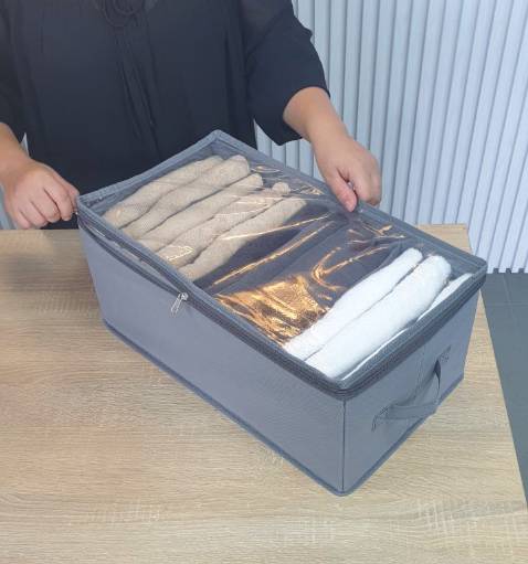 Hàng giao nhanh, đầy đủ. Hộp đựng bằng bìa nên có mùi bìa thôi chứ không quá hôi, hộp khá chắc chắn. Sản phẩm lần trước mình mua mã khác thì ko có nắp, mã lần này có nắp màng nilon chống bụi luôn - nhìn cũng đẹp

có điều vải mà có thể giặt đươc thì cho điểm 10, vải này chỉ có thể lấy khăn lau sơ sơ thôi ạ!