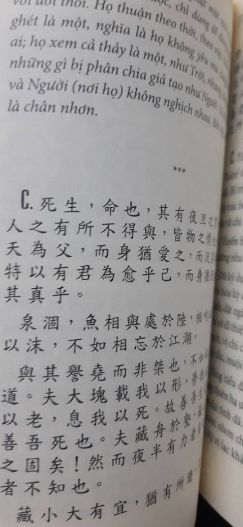 HÌinhf thức đẹp, in ấn ắc nét, liên kết giữa các trang và gáy sách chắc chắn. Nội dung sâu sắc, đặc biệt có nguyên văn chữ hán, phiên âm và dịch nghĩa.