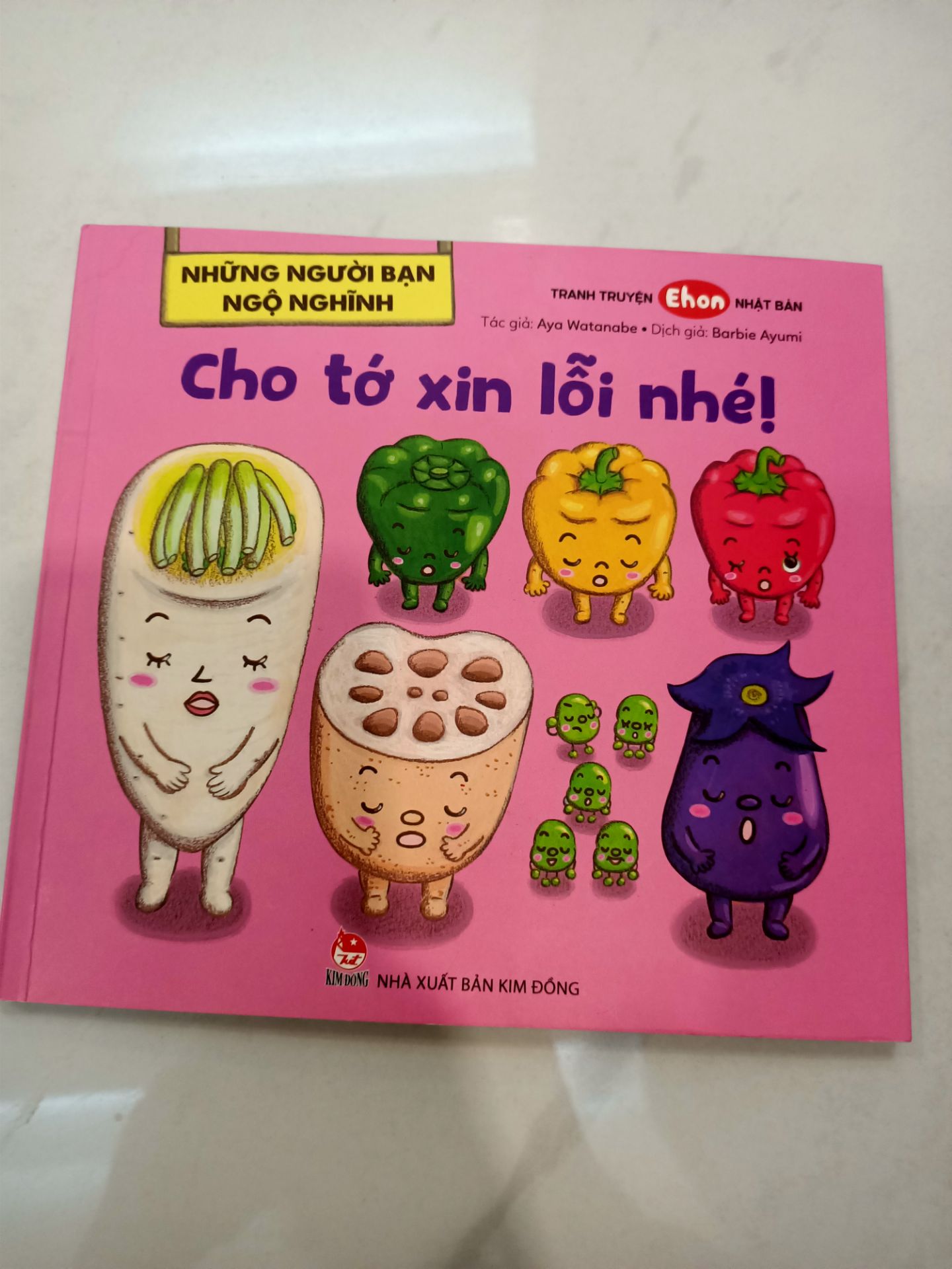 Tôi đã mua bộ sách Ehon nhà xuất bản Kim Đồng rất chặt lượng nên khó cầm tới bộ sách nhái câu chuyện của Ehon thấy vô cùng khó chịu. từ hình ảnh cho tới câu chữ đều rất cẩu thả, xấu xí. Bực hết sức