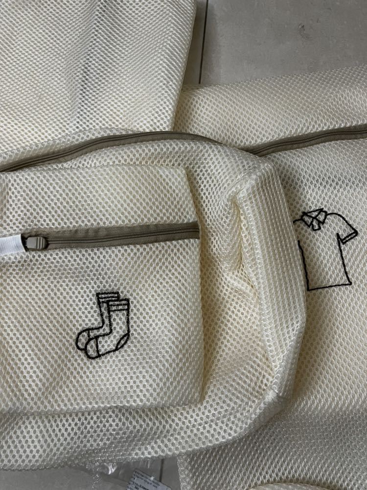 Sản phẩm ngoài đời màu xinhh lắm ý kiểu tone pastel nhè nhẹ. Vải dạng lưới khá mềm và dai mình có thử giặt mấy lần rồi mà thấy chất vải vẫn vậy không bị bai nhão. Set hẳn 6 túi nên chia đồ khá okk nhưng vì lười nên mình chỉ dùng 4 túi chính á hii. Đợt mình săn được sale nên giá khá mềm vượt qua với chất lượng sản phẩm. Nhưng giao hàng hơi lâu mình đặt phải 3-4 hôm mới về chắc do mình ở ngoại thành với trong đợt sale nên vậy. Nói chung là cho shop 10đ nhaa lần sau ủng hộ tiếpp