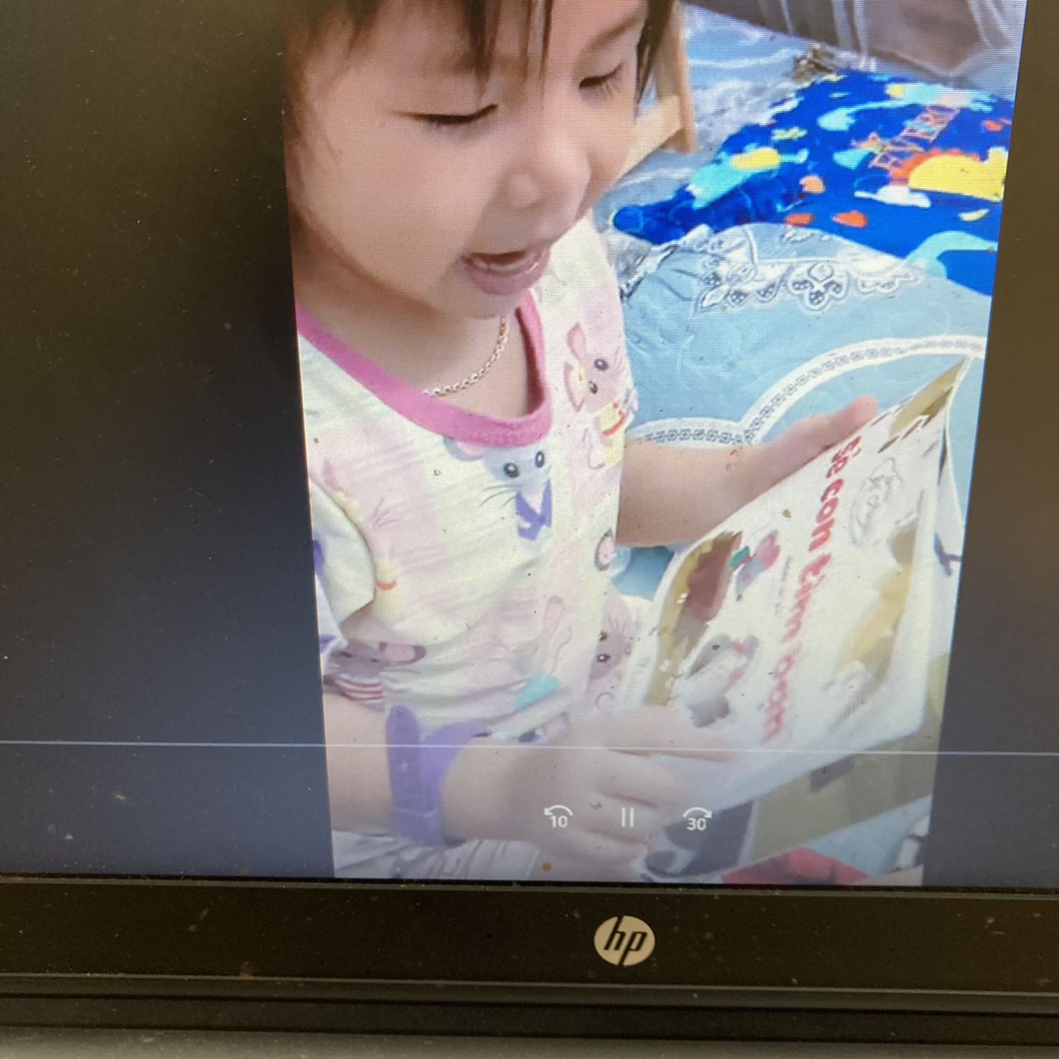 Cuốn sách dễ thương, gần gũi và phù hợp với các bạn nhỏ. Con mình chưa biết đọc nhưng ôm sách kể chuyện rất hào hứng :)