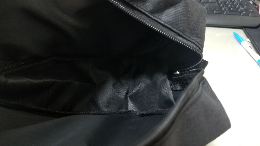 Sản phẩm có 2 lớp, có lớp xốp may lót trong 2 mặt túi, đường may kỹ. Túi dạng hộp đứng chắc chắn, cỡ 18x9x13 cm, đựng được nhiều đồ nhỏ như mỹ phẩm tiện lợi khi đi du lịch.