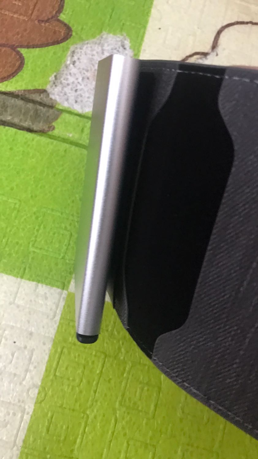 Ví thiết kế thời trang tiện lợi. Có hộp nhôm đựng thẻ chắc chắn, hộp đựng được nhiều thẻ và có cơ cấu giữu chắc chắn. Vỏ da có thể đựng giấy tờ và tiền nữa. Quá hợp lí cho một thiết kế. Mua dùng một thời gian thấy rất ok luôn. Sản phẩm tốt ủng hộ shop.