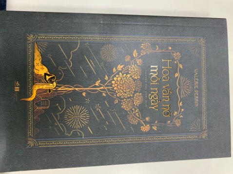 Cuộc đời của một nhân viên gác chắn nơi ga xép với những chuyến tàu nhỏ mỗi ngày đến rồi đi hay của một người quản trang tại nghĩa trang tỉnh lẻ chuyên đón nhận người chết và chăm sóc các phần mộ tưởng chừng chỉ gắn chặt với mất mát, buồn đau, rồi úa tàn dần theo năm tháng. Nhưng sự sống là mầu nhiệm, hy vọng vẫn còn đó, hạnh phúc lại có dịp được hồi sinh khi hoa kia được thay nước, khi chính con người vẫn tin vào cuộc đời.
Cuộc đời rồi sẽ tốt đẹp như những bông hoa vẫn nở mỗi ngày