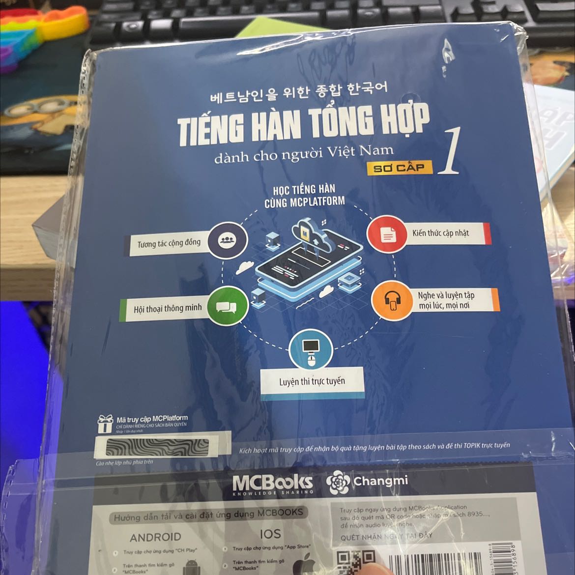 Sách bên mcbook đc bọc cẩn thận và đc tặng kèm bookmark siêu dễ thương, mình đã xem qua nhiều đánh giá khác và thấy phản hồi tích cực nên đã quyết định mua và không uổng tiền đâu nha Sách bên mcbook đc bọc cẩn thận và đc tặng kèm bookmark siêu dễ thương, mình đã xem qua nhiều đánh giá khác và thấy phản hồi tích cực nên đã quyết định mua và không uổng tiền đâu nha