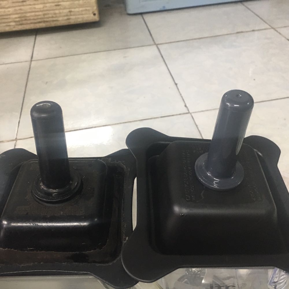 Có rất nhiều điểm kh giống máy chính hãng củ
Tay cầm khác màu ,đế khác,nắp cũng khác nhìn kỉ từng hình khác mỏi cái mỏi khác