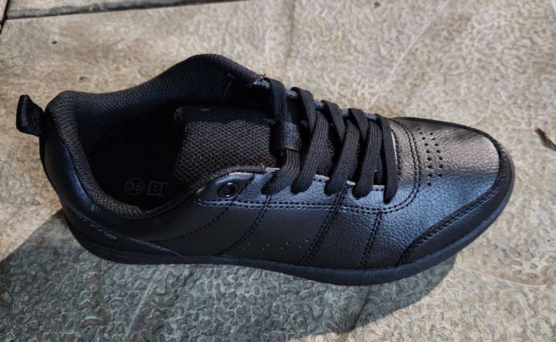 Giày nhẹ, êm, đẹp..rất ưng ý. Bitis chắc là bền 😁