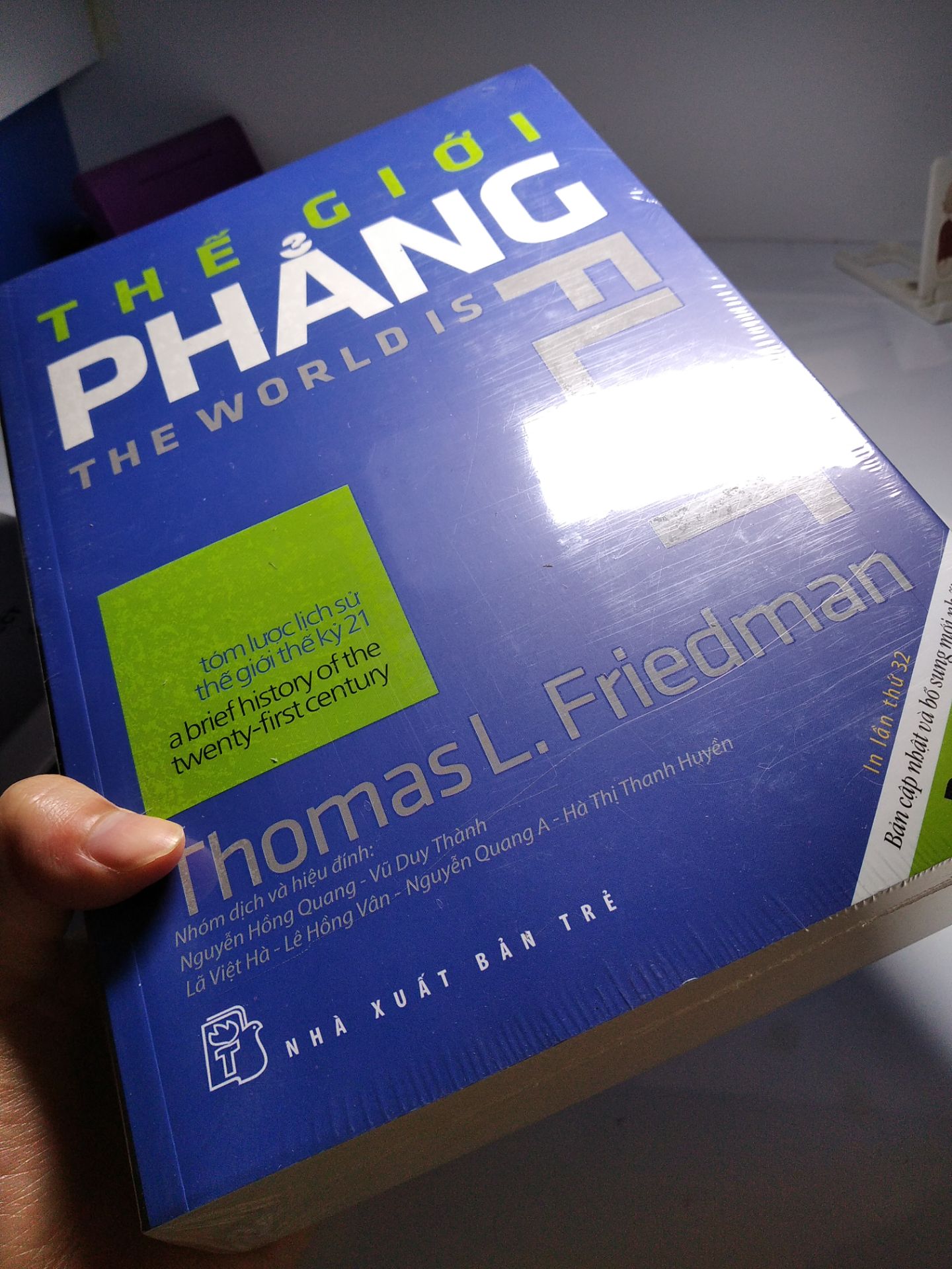 sách dày, đẹp và không nặng lắm nha, nguyên seal, đúng kiểu mới cứng theo nghĩa đen luôn, nội dung thì phải đọc mới biết đc