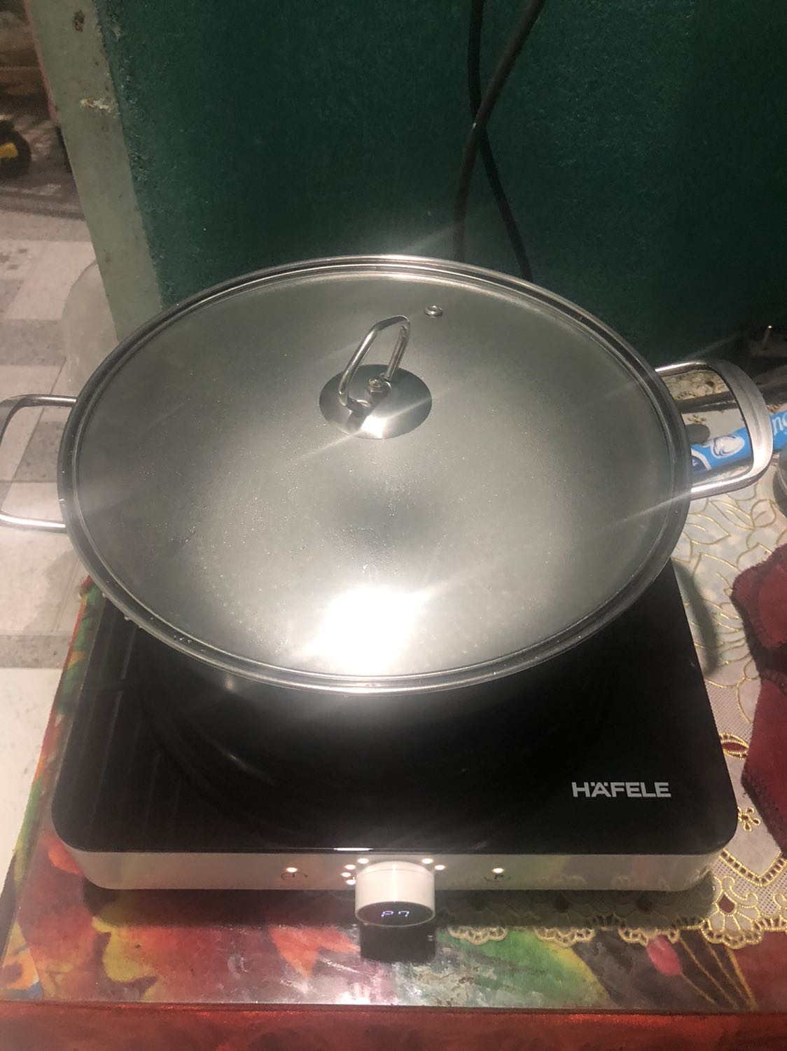 còn chu đáo tặng kèm nồi ,rất tiện ăn lẩu.luu ý 2000w anh chị hãy trang bị hệ thống dây điện đủ tải nhé.hướng dẫn tiếng việt ok