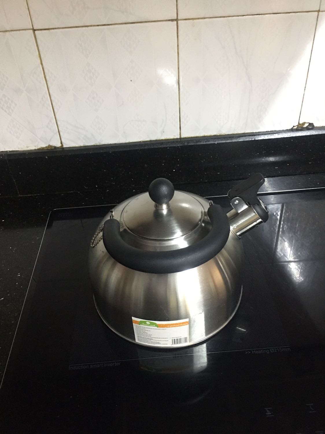 Ấm như hình trên ưeb. Đẹp chất lượng. Thể tích ghi 2.5lít. Nhưng thực tế chỉ có 2,05 lít. Hơi nhỏ so với nhu cầu, thật đáng tiếc. Chót mua rồi, đổi thì phiền phức mất thời gian,không đáng.