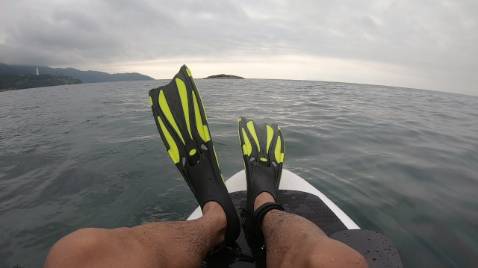 Sản phẩm đáng mua, chân vịt thuộc loại siêu dài, bơi lặn siêu đã nhưng đi lại trên cạn hơi vướng :D Cao su mềm mại, độ bền thì mới dùng nên chưa biết, 1 năm nữa quay lại đánh giá cho các bạn biết nhé.