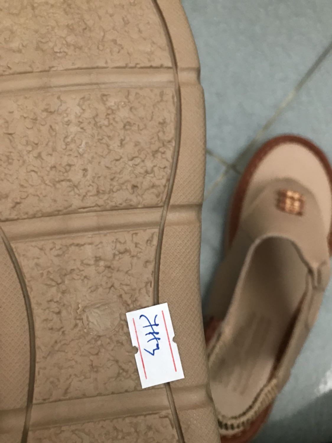 Mấy bạn cứ nhìn phần đế là rõ. Size giày in dưới đến bị xoá đi, lộ vết keo xoá. Mình mua cho mẹ size 40 mà ướm chân lên dư tận 2cm. Treo đầu dê bán thịt ***. Đã vậy keo còn lỏng bỏng.  Làm ăn như vậy chết người mua rồi. Lần sau có buôn bán thì nhớ có thì bán hết thì thôi. Đừng *** gạt khách hàng như vậy nữa