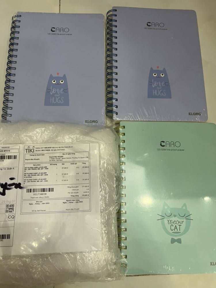 Tôi đặt 1 quyển sổ màu Hồng, 1 màu Xanh Dương và 1 màu Vàng nhưng tôi nhận được 2 màu Xanh Dương và 1 Xanh Ngọc. Có thể đổi lại đúng màu tôi đặt không?