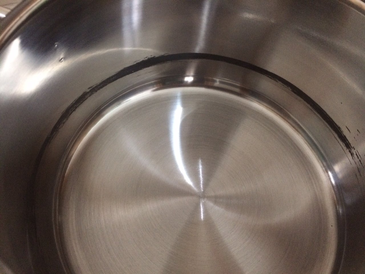 vết hàng quai thủng nồi, nồ bị vết bẩn, nắp nồi bị rỉ xét. Đề nghị Tki hỗ trợ đổi hàng mới