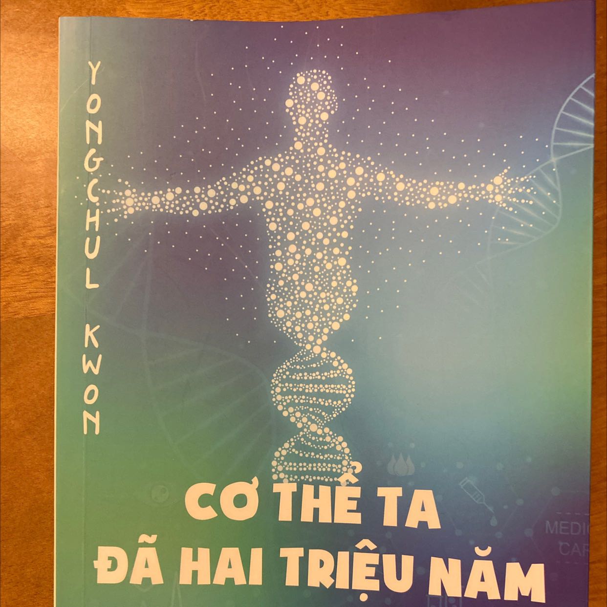 Đây là một cuốn sách khai sáng hiếm gặp, rất thú vị, đáng đọc và nghiền ngẫm! Từng luận điểm đưa ra ngắn gọn, xúc tích, chặt chẽ. Sách là sự lồng ghép của khoa học, y học tiến hoá & lịch sử, nhân sinh quan. Kiến thức của tác giả rất sâu rộng, và cách diễn đạt gần gũi, mạch lạc.