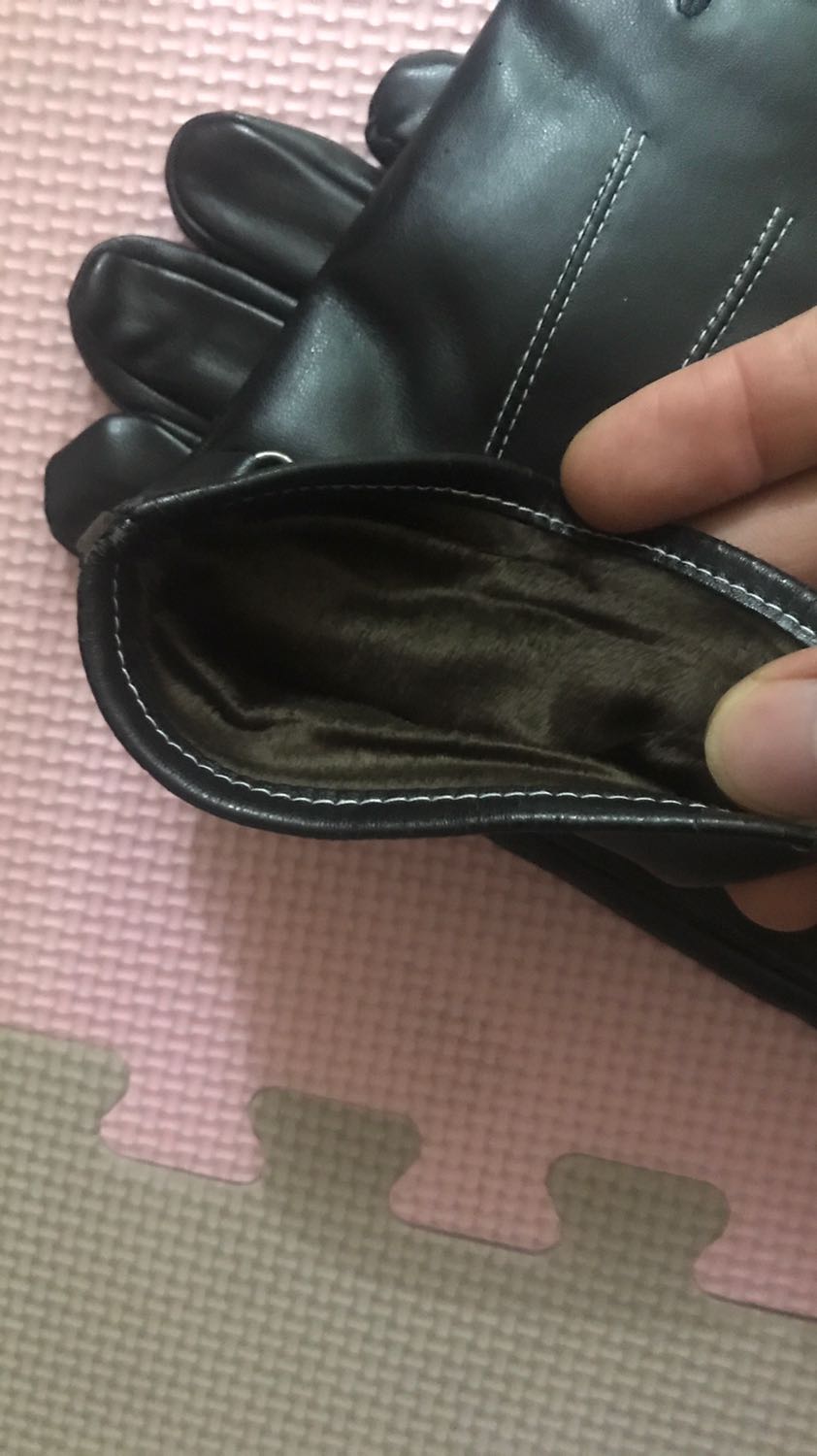 Găng tay da mềm mại, lớp lót lông đeo vào rất ấm và êm tay nữa, không có cảm giác thôi bởi da. Đeo rất mềm mại và dễ chịu. Cảm ứng điện thoại ngon lành. Nói chung so với tầm giá thì đánh giá 5 sao ủng hộ shop luôn.