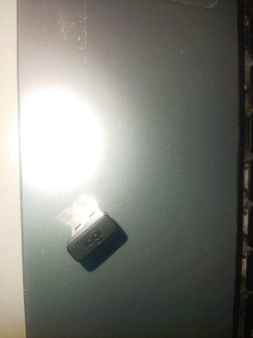 - Điểm +:
• Mẫu mã đẹp; 
• Độ phân giải cao, di chuyển mượt, độ nhạy chuột cao;
- Điểm -:
• Kích thước chuột khá nhỏ gây cảm giác không chắc tay, gây mỏi tay nếu sử dụng thường xuyên