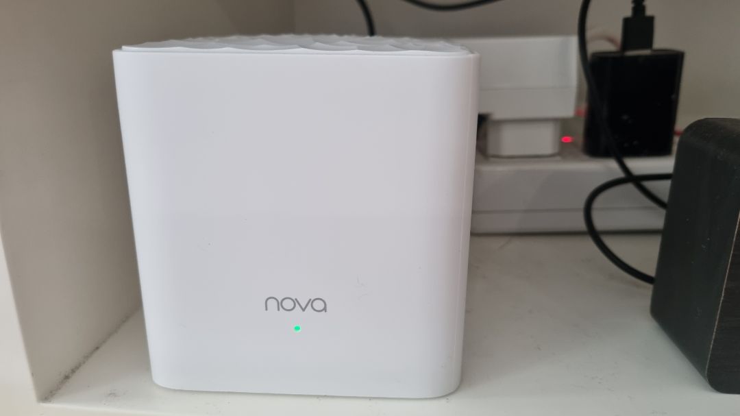 Để chuyển mạng nhanh các bạn nên bật tính năng Fast Roaming. Mình đã mua 6 bộ mesh 3 cục cho người thân, dùng vài năm rồi chưa thấy vấn đề gì. Gần đây mới thấy Tiki Trading bán, lại đang cần 1 bộ nên mua luôn. Giá cả hợp lý + giao nhanh.