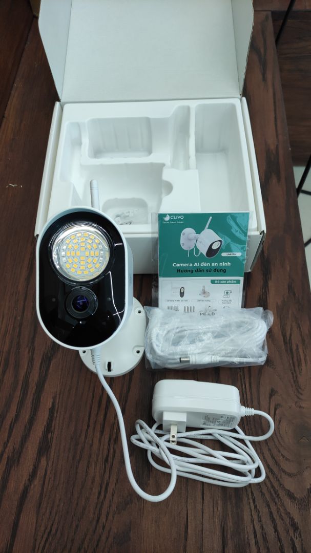 Đúng loại mình cần tìm để thay thế mấy con Camera tàu. Made in VN, lại còn sever Amazon nữa thì quá yên tâm về bảo mật dữ liệu, không sợ lộ clip :))
Cam CUVO có độ hoàn thiện rất tốt, cầm nặng thật. Chất lượng hình ảnh ở mức khá nhưng được cái góc nhìn siêu rộng, cảm biến phát hiện người rất nhạy và được cái không phải bật đèn ngoài sân nữa vì đèn LED siêu sáng.