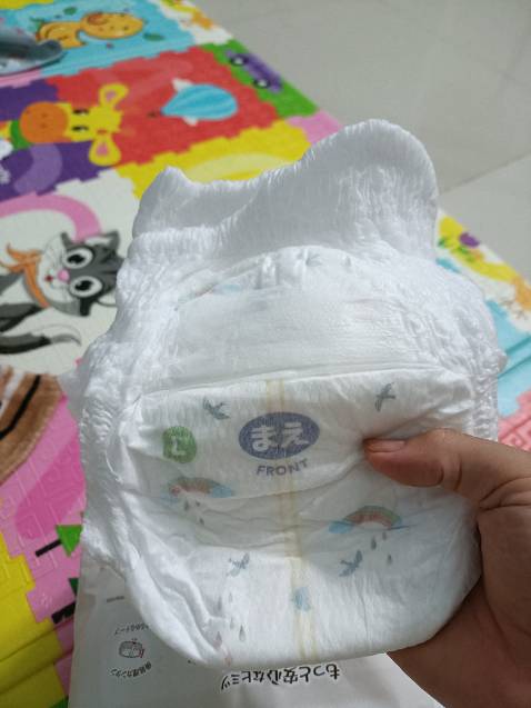 Dòng cao cấp, bé nhà mình dùng siêu êm, dùng đêm 12 tiếng không bị tràn mặc dù bé nhà mình tè nhiều. Nên dùng đêm, ban ngày dùng hơi đau ví. 
Bỉm mềm, thấm hút tốt, dùng ban ngày hơi dày, chuẩn size, bé mình 9kg đùi ếch dùng size L thấy ổn, vừa xinh
shop giao nhanh