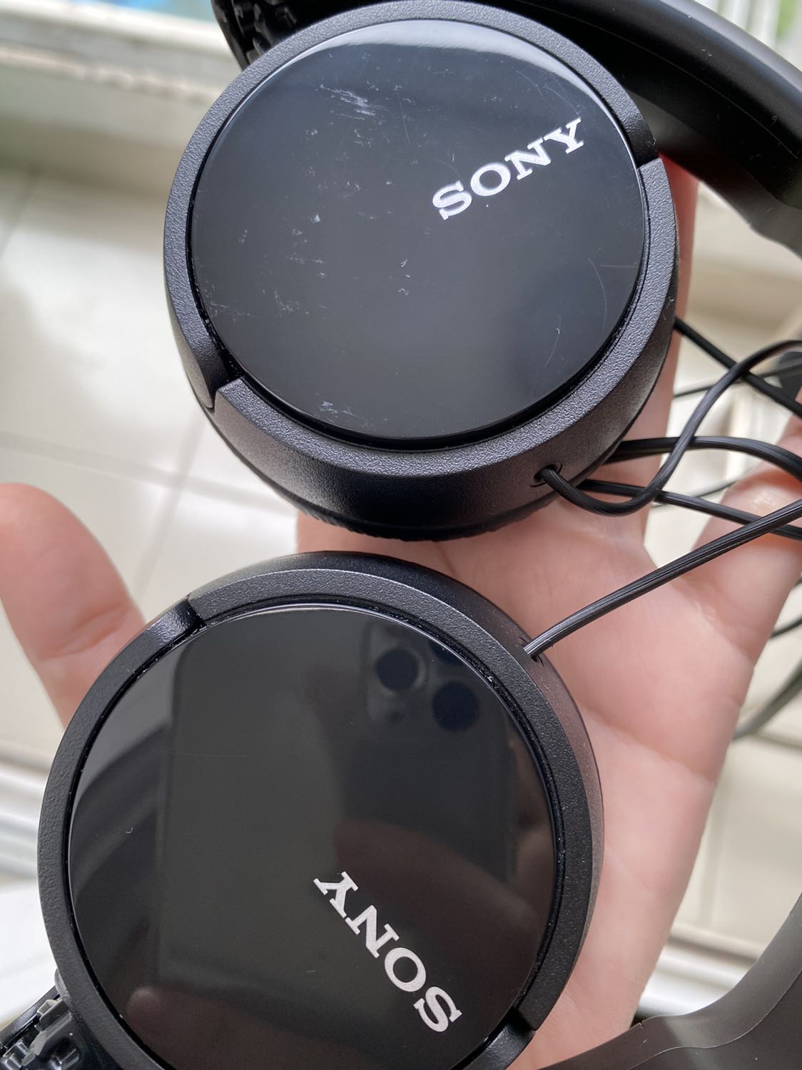 Khi mình nhận sp và trả lại Tiki bảo hành thì còn nguyên vẹn, không bị rầy xước. Đến khi mình nhận lại sp đã BH thì rầy xước như hình…mà Tiki báo với mình là sp nhận lại đã có dấu hiệu rầy xước. Trong khi hình ảnh chứng minh không rầy sước gì. Mình thấy Tiki giải quyết không đúng sự thật và ko có hình ảnh hay gì chứng mình là khi mình giao sp đã rầy. Mình thấy tiki CSKH ko tốt, ko đúng.