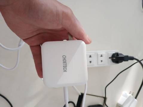 Cục sạc màu trắng rất đẹp, tặng kèm dây cáp C to C to nạc khá giống với sợ dây kèm Macbook =)). Mình *** với Laptop của mình rất ổn sạc nhanh như cục theo máy, chỉ hơi ấm nhẹ.