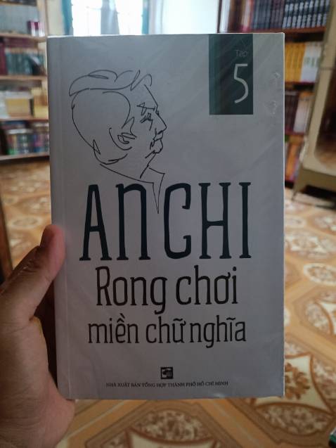 Tác giả An Chi đã nổi danh từ lâu với chuyện mục Chuyện đông chuyện Tây, nay coa thêm mấy tập Rong chơi miền chữ nghĩa này, càng làm kiến thức thêm phong phú.