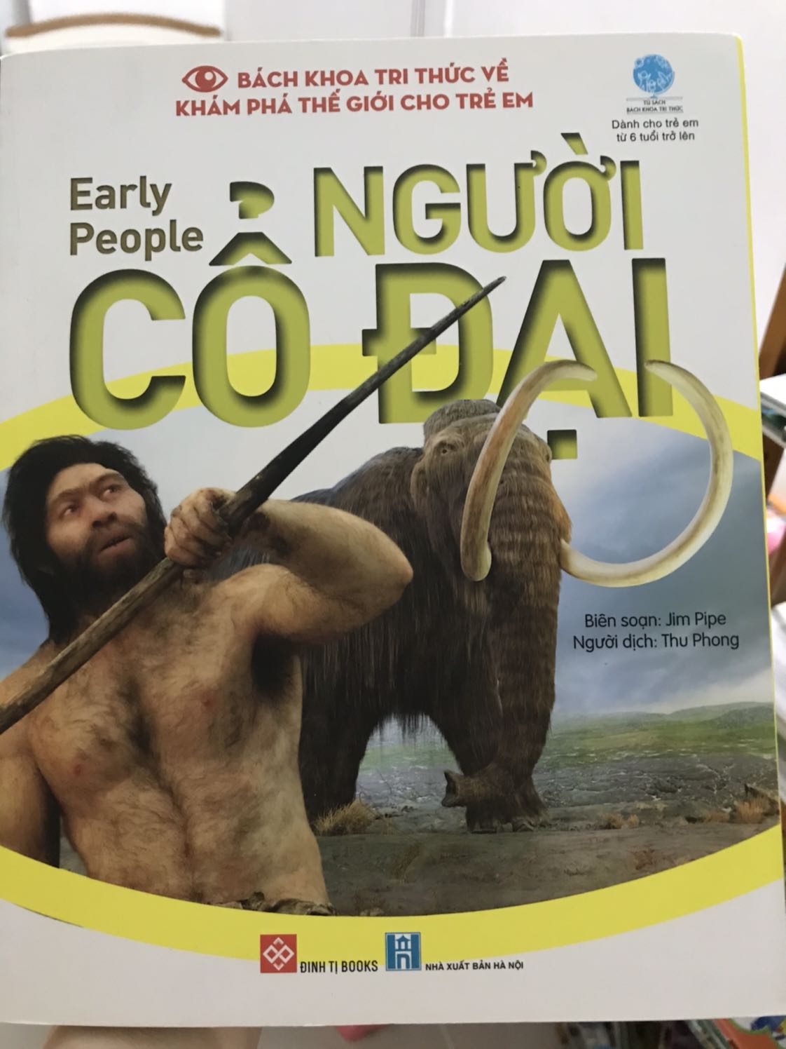 Lần đầu tiên bé biết về Người Cổ Đại, mặc dù chưa biết đọc nhưng bé rất thích xem hình và hỏi nhiều câu hỏi.