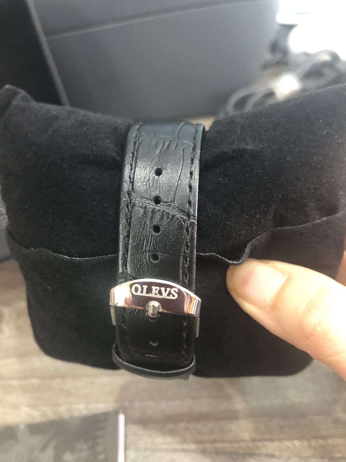 Đầu năm dc lì xì xịn xò ,mặt đồng hồ thiết kế khá lạ, độc đáo,đeo thoải mái không bị vướng như nhiều loại dây khác, đầy đủ tem mác sách hướng dẫn chính hãng. Nói chung k chê đc điểm gì với giá tiền này. Bảo hành hẳn 1 NĂm thì cũng rất yên tâm. Ok ok ok ok ok ok ok