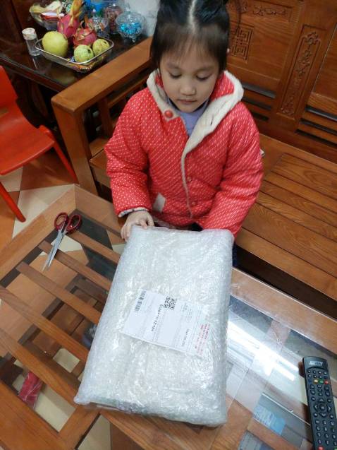 Rất đáng mua, sản phẩm dày, có thể gấp gọn lại hợp lý, tiện lợi, chất vải là loại không dệt, mình mua 2 màu là xám và kem, đều đẹp. mình thích màu kem hơn.! ở đây mình mua có nắp, mình mua chỗ khác loại không nắp nên nhìn không đẹp bằng!! chất lượng hàng tốt. phù hợp với tiêu chuẩn của mình. duy chỉ ship hàng hơi lâu vì mình ở SG nên hơi đợi 1 chút.. Nếu mà hộp vải cao hơn 1 chút nữa thì ok, thấy hơi thấp!!