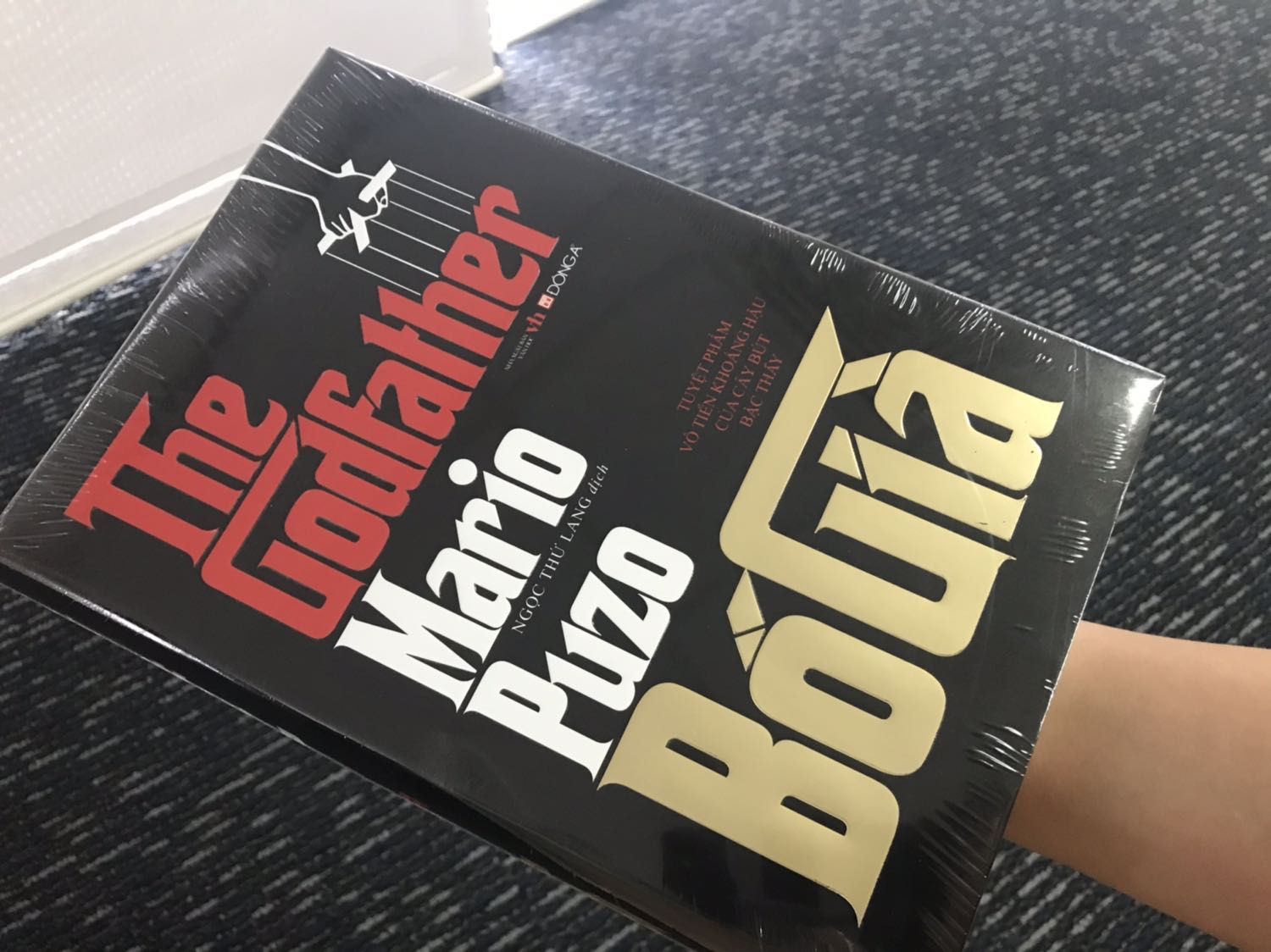 Fahasa giao hàng nhanh cực kỳ. Khuya đặt, trưa hôm sau đã có. 
Mua sách bìa cứng của Fahasa luôn yên tâm vì có chống sốc
Link mở hộp : 
https://youtu.be/gbzdZEj5OSk
Sách đẹp, chữ in dễ đọc. 
Nội dung thì không có gì để chê, dịch giả Ngọc Thứ Lang đã dịch quá xuất sắc mà sau này mình đọc Omerta của dịch giả khác cũng không tìm lại được “chất” giang hồ đó