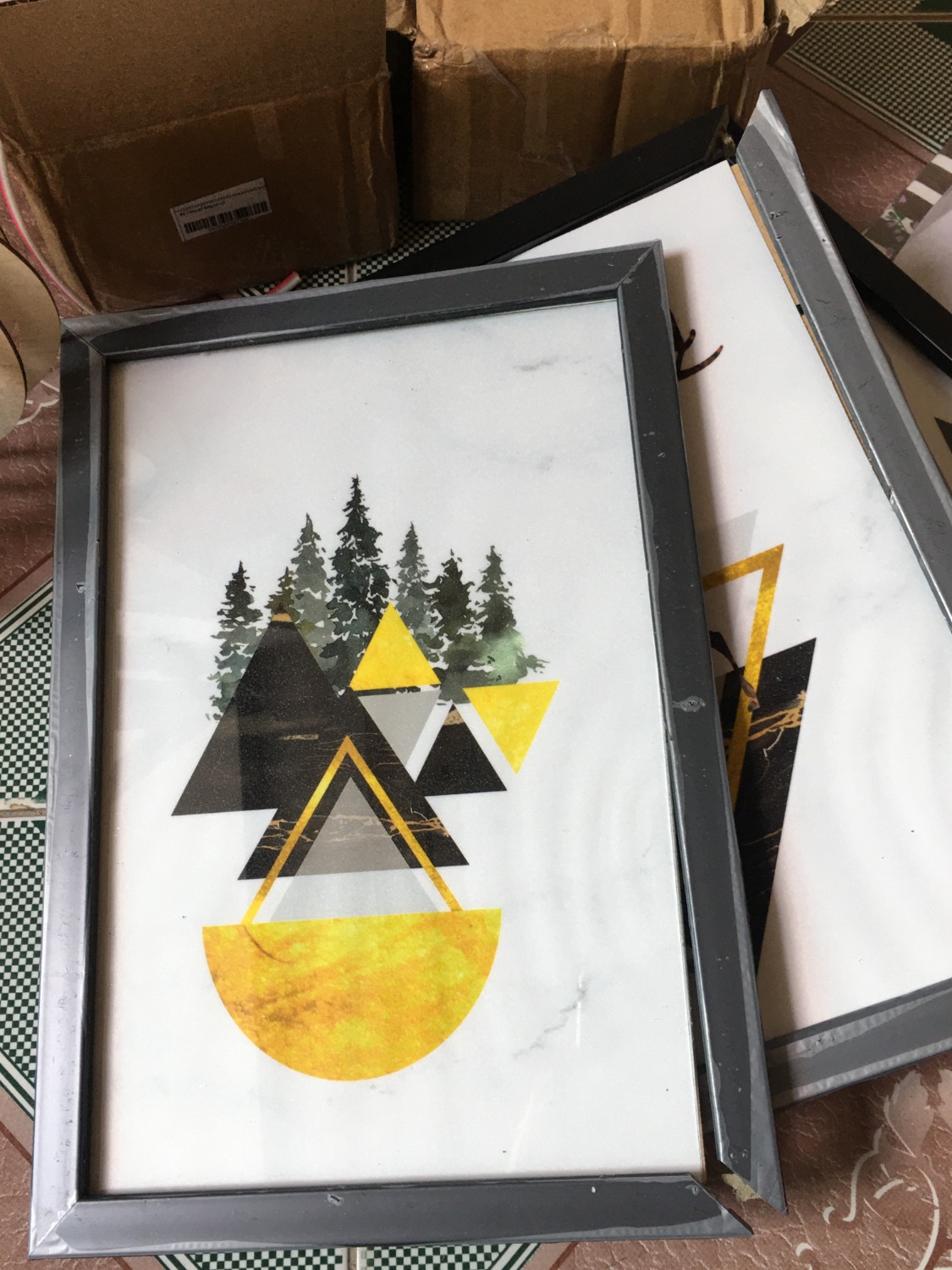 Mình mua sét 6 tranh này, nhưng cũng chỉ nghĩ là tranh vải canvas bình thường và không có kính thôi. Nhưng lúc nhận hàng thì khá thất vọng. 2 tranh lớn trong bộ này rất lỏng lẻo, gỗ rất dễ vỡ, tranh thì ko được rõ nét (mình ko dám đời hỏi cao hơn với mức giá này), kính của 1 bức lớn bị vỡ có thể do vận chuyển. Set 4 bức nhỏ thì oke hơn, kính còn nguyên vẹn nhưng khung gỗ cũng rất không chắc chắn. :(