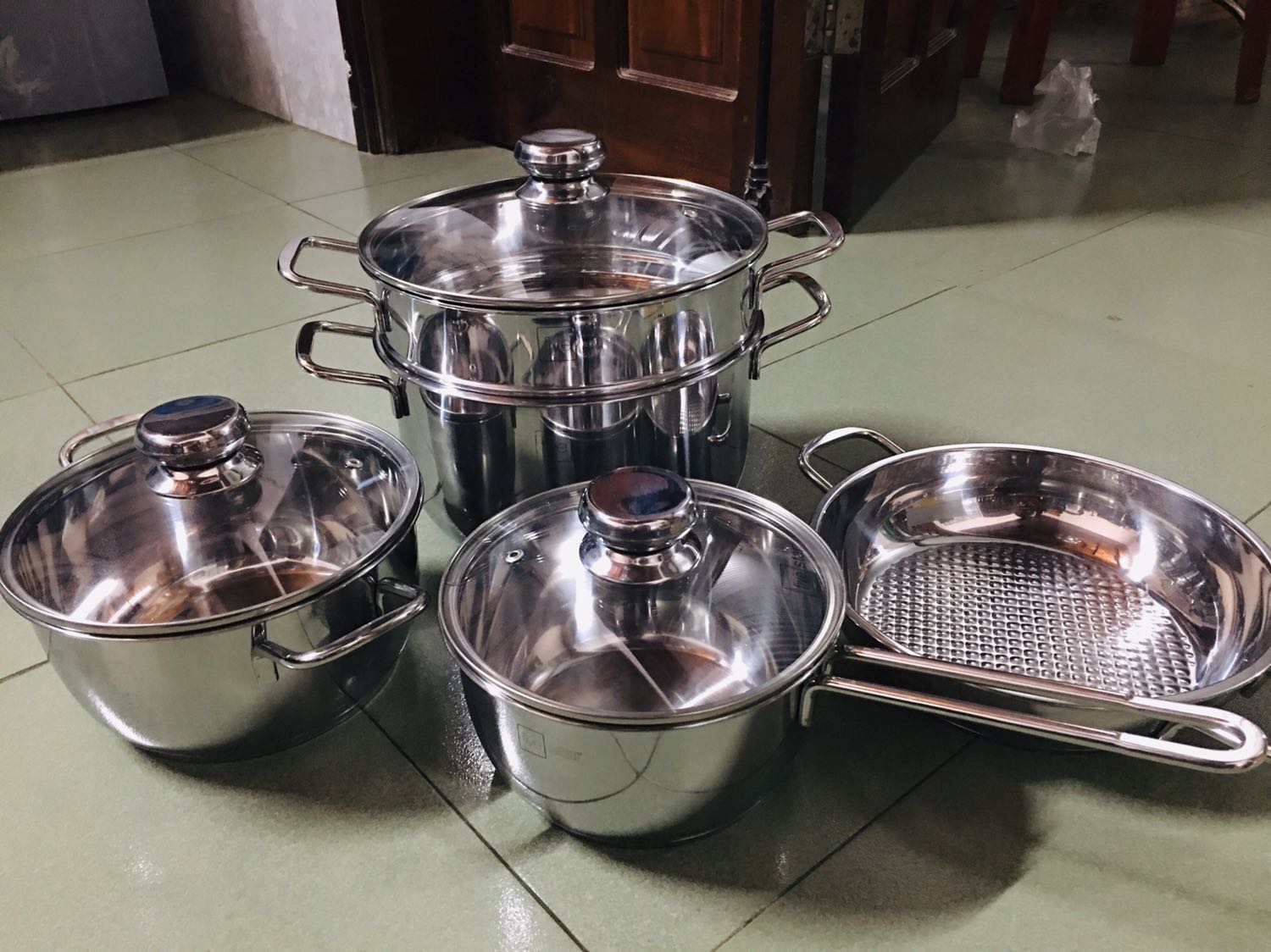 Giống với hàng mình đi xem ngoài cửa hàng, giá rẻ hơn rất nhiều.
Về cảm quan có 1 núm tay cầm của nắp có vài chấm xước nhỏ, ko thành vấn đề lắm. Rất hài lòng với lần mua này