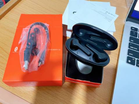 Giao hàng nhanh, Shop đóng gói cẩn thận, tem mác đầy đủ, tai nghe kết nối được cả Iphone & Macbook, cách âm tốt, nghe êm, săn sale giá quá tốt cho 1 con tai nghe xịn xò. Sẽ quay lại mua hàng.....