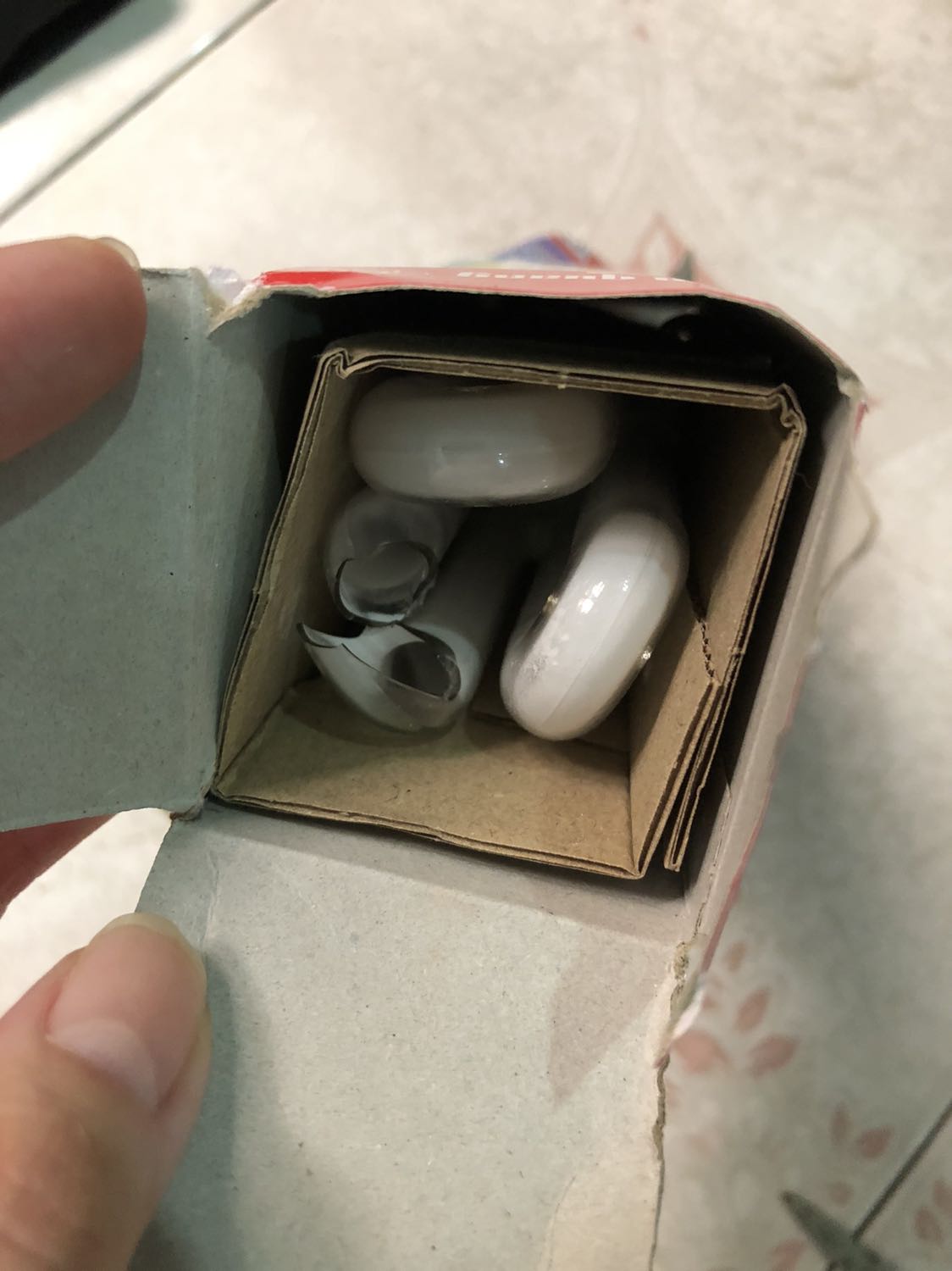 Mình mua 2 bóng đèn compact mà vừa giao tới là bể hết 1 cái luôn. Sao mà hộp móp méo ghê lắm!!