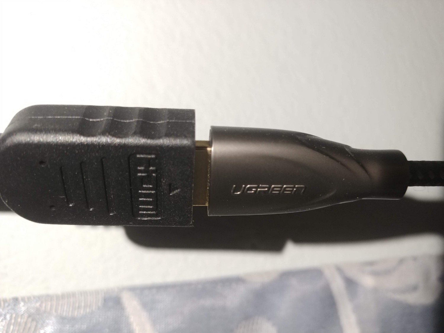 Đầu tiên, nhận hàng cảm thấy khá ưng ý vì cáp được đóng hộp rất đẹp, hàng có thương hiệu có khác.

Về ưu điểm:
- Sợi cáp bọc nilong bên ngoài khá đẹp, sợi cáp cũng nhỏ và mềm hơn mình tưởng tượng (ban đầu nghĩ là sợi cáp sẽ to như hàng chợ haha);
- Chất lượng đường truyền qua cáp rất ổn, mình phát 4k thấy không bị giậc khung hình, chưa xài nhiều nên chưa đánh giá được có ổn định lâu dài hay không;

Nhược điểm: Mua về thấy hơi ngắn nên tìm mua thêm cáp nối của Ugreen, tuy nhiên cáp nối của hãng này lại mới chỉ có 1.4 mà chưa có 2.0, nên đành phải mua hãng khác nối vào và chất lượng hơiv không ổn định lắm.