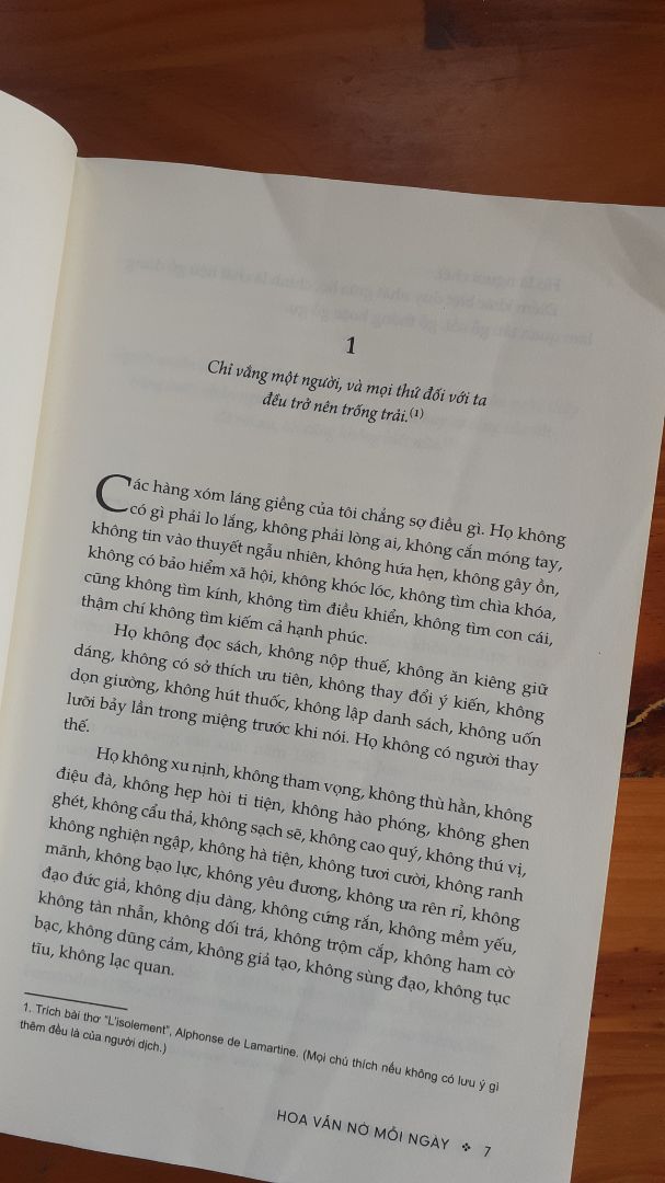 Cuốn sách là sự lồng ghép những câu chuyện hiện tại - quá khứ, từ những góc nhìn khác nhau dần hé lộ cho người đọc về câu trả lời của từng nhân vật. Giọng văn của nữ tác giả đậm chất văn chương Pháp bởi sự bay bổng và thâm thúy của nó. Cách xây dựng nhân vật khá thú vị, đặc biệt là Violette - một nàng thơ đầy hoang dại nhưng cũng rất dịu êm.