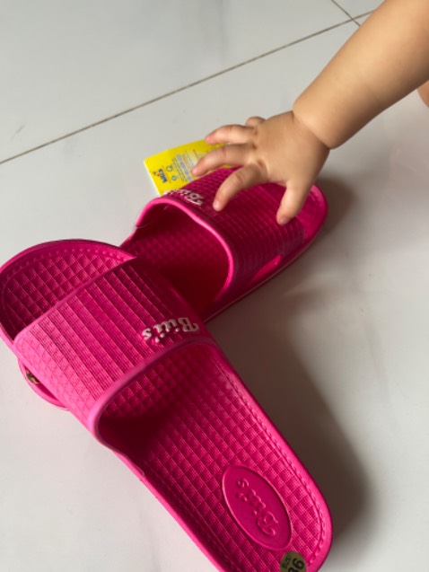 Dép rất đẹp nha, giá lại rẻ hơn ngoài cửa hàng! 
Tiki giao hàng nhanh, đóng gói cẩn thận