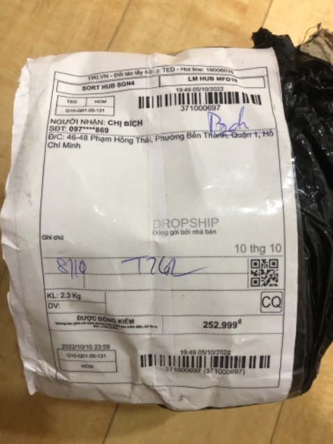 Mua bạt phủ ô tô mà gửi cái lọ viên xanh xanh này. Mở gói hàng ngay khi nhận, phát hiện không đúng hàng đã y/c được hoàn trả, từ chối nhận nhưng NV giao hàng nhất định không nhận.
Gọi tổng đài chăm sóc KH thì trả lời sẽ có NV đến nhận lại.
Chờ không thấy NV đến nhận lại gọi làn nữa thì trả lời đã hết thời gian giải quyết, rất tiếc xin lỗi..
Cuối cùng là TIki *** KH , giá trị chỉ vài trăm, nếu giá trị lớn đến hàng triệu thì sao.. ???