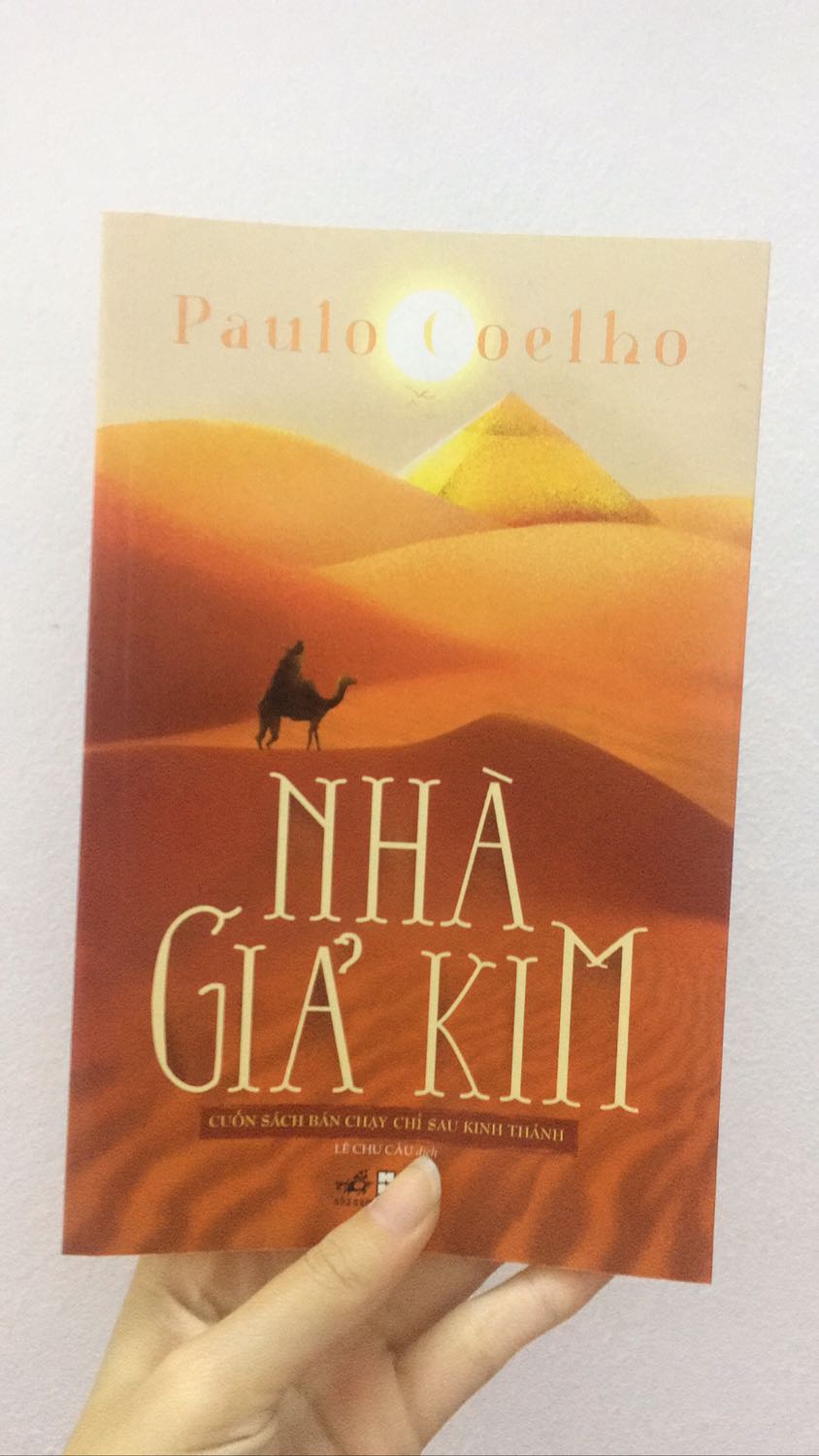 quyển này có thể nói là kinh điển rồi nên mình nhất quyết phải mua về đọc thử ngay sau khi đọc xong Hai số phận tối hôm qua :)). 
thứ nhất về giá tiền mình thấy khá rẻ, đã thế còn được freeship nên mình không hề bị day dứt sau khi mua về ( như nhiều quyển khác mình từng mua trên Tiki ) :)). thứ hai mình chọn gói ship từ 2-3h nên vừa đặt lúc 4 giờ, 6 giờ đã có rồi ! khi giao hàng đến thì quyển sách y như trong hình : bóng loáng, mới, chữ được in ấn rõ ràng và hình ảnh trong sách cũng rất đẹp nữa ! mình không đánh giá gì về shipper hay dịch vụ giao hàng ( chăm sóc khách hàng ) vì mình nhờ người thân nhận chứ không trực tiếp lấy ?
nhưng nói chung thì mình rất hài lòng về lần mua hàng này của Tiki ! good job ?