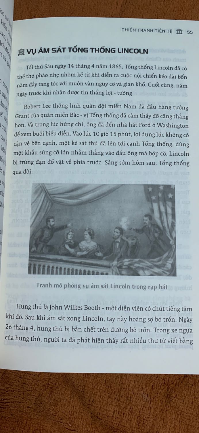 Đóng gói vận chuyển khá nhanh và tốt.

Cuốn 1 - hình và các hình nhân vật khá mờ, một số trang in bị lem nhem. (Hình). Trước mình có mua một cuốn cảm giác cầm sách khác nhau, cảm giác đợt này in giấy cắt khá ẩu được đều góc như bản in trước. 

Cuốn 2 - ok hơn, màu mực đều hơn cuốn 1 mình nhận được.