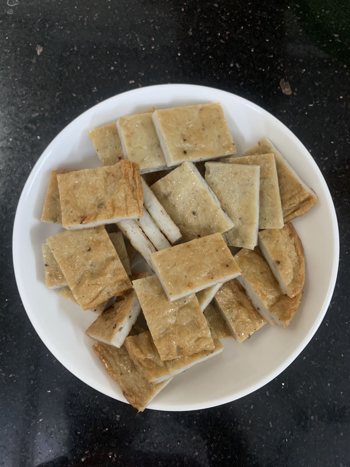 Nồi chiên chất lượng, mình cực kỳ ưng ý. Tiki giao hàng nhanh trước Tết. Mình dùng hơn 1 tháng, nồi chiên hoạt động ổn định. Làm được gần như các món mà chiên theo kiểu truyền thống làm được. So về độ ngon và bắt mắt thì là 7-8/10. Nhưng nghĩ đến lượng dầu mình có thể né được thì phải nói là xuất sắc vì đảm bảo sức khoẻ. Mình đã chiên thành công heo quay, gà chiên, cá chiên, sữa tươi chiên giòn, khoai tây chiên. Nồi to dung tích lớn nên sử dụng rất thích. Rất đáng mua nhé mọi người. Cảm ơn Tiki